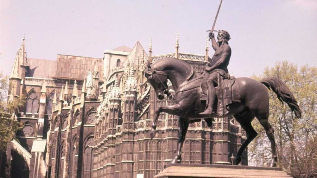 Socha anglického kráľa Richarda I. Levie srdce pri Westminsterskom paláci.