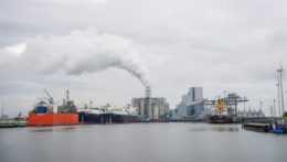 Na fotografii terminál na skvapalnený zemný plyn v holandskom prístave Eemshaven.