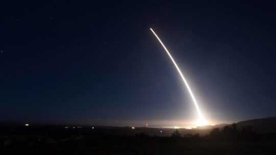 Na archívnej snímke z roku 2016 test medzikontinentálnej nevyzbrojenej rakety Minuteman III na kalifornskej leteckej základni Vandenberg.