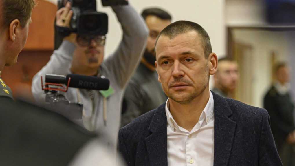 Peter Tóth sa v prípade kauzy Kuciak nedostavil na súd, sudkyňa ho dala predviesť políciou