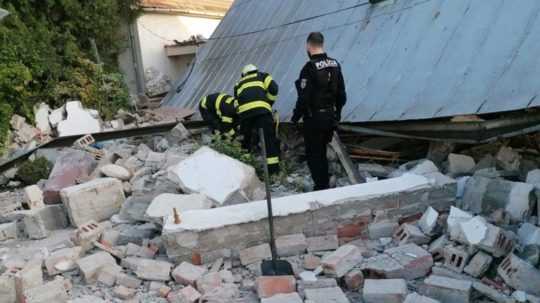 Na snímke trosku po výbuchu domu v Trnave.