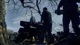 ukrajinskí vojaci pália z mínometu na frontovej línii v Doneckej oblasti na východe Ukrajiny