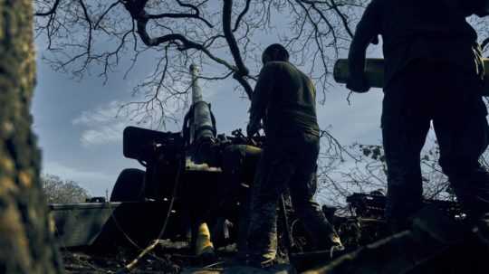 ukrajinskí vojaci pália z mínometu na frontovej línii v Doneckej oblasti na východe Ukrajiny