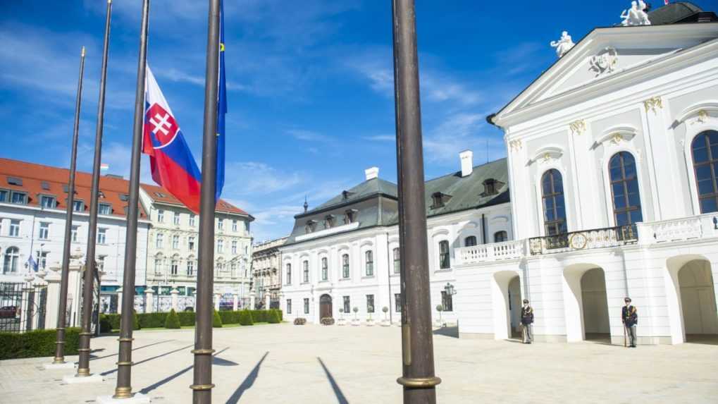 Na pol žrde stiahnuté vlajky pred Prezidentským palácom v súvislosti s úmrtím britskej kráľovnej Alžbety II.