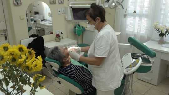 Na snímke zubárka vyšetruje pacientku.