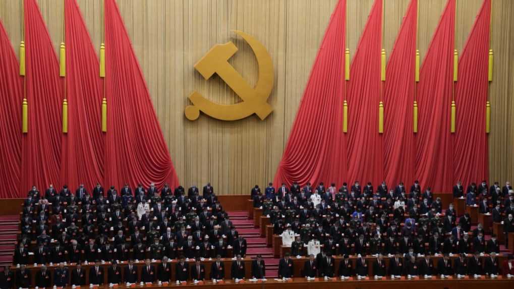Na snímke účastníci otváracej ceremónie 20. zjazdu Čínskej komunistickej strany vo Veľkej sále ľudu v Pekingu.