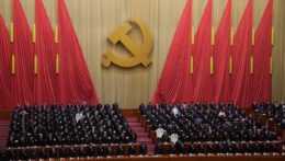 Na snímke účastníci otváracej ceremónie 20. zjazdu Čínskej komunistickej strany vo Veľkej sále ľudu v Pekingu.