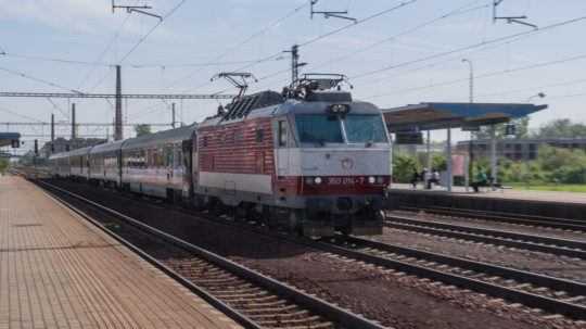 Na snímke je vlak ŽSK na železničnej stanici.
