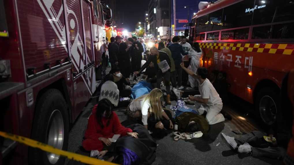 Zranených ľudí ošetrujú na mieste tlačenice v Soulezáchranári.