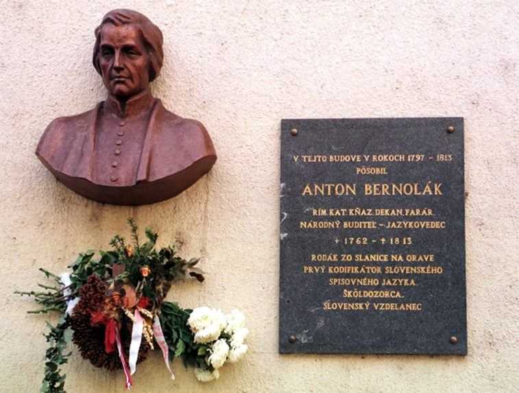 Pamätná doska s bustou Antona Bernoláka na Flengerovej ulici v centre Nových Zámkov.