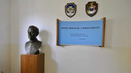 Na snímke busta Antona Bernoláka v pamätnej sieni Gymnázia Antona Bernoláka v Námestove.
