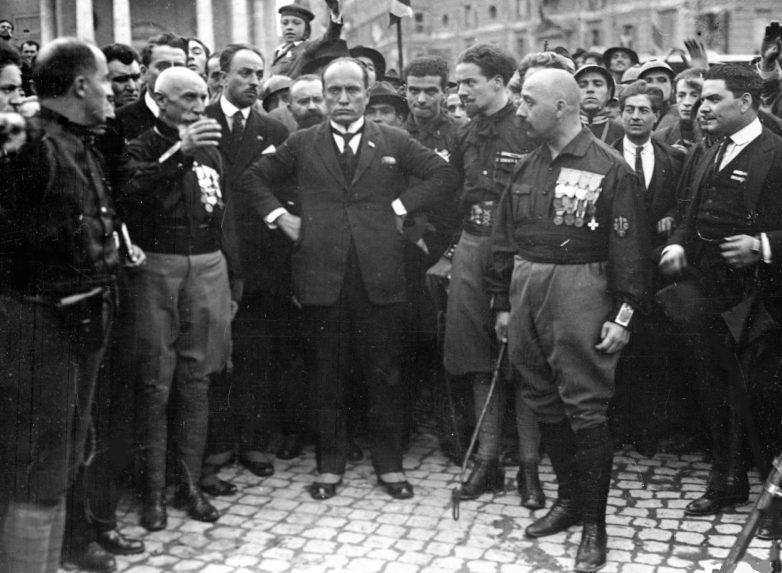 Taliansky fašistický vodca Benito Mussolini (uprostred) s členmi fašistickej strany po ich pochode na Rím z 28. októbra 1922.