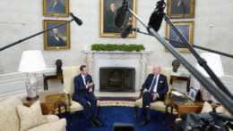 Izraelský prezident Jicchak Herzog (vľavo) a americký prezident Joe Biden.