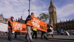 Na snímke sú aktivisti s transparentmi s nápisom Just Stop Oil (Zastavme ropu).