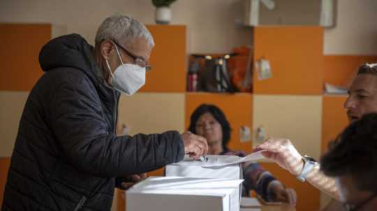 Muž hlasuje v predčasných parlamentných voľbách v bulharskom meste Bankja.