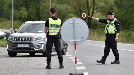 Českí policajti kontrolujú ​hraničný priechod Střelná.