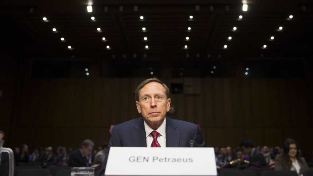 Petraeus: Ak Putin použije jadrové zbrane, USA zničia ruské vojská