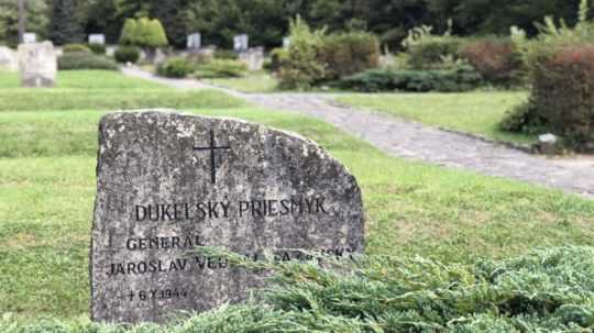 Na snímke hrob generála Jaroslava Vedrala Sázavského, ktorý sa nachádza na pamätnom cintoríne na Dukle.