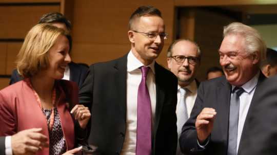 Na snímke sprava luxemburský minister zahraničných vecí Jean Asselborn a maďarský minister zahraničných vecí Péter Szijjártó.