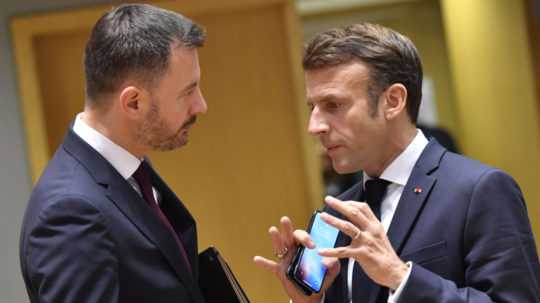 Premiér Eduard Heger (vľavo) a francúzsky prezident Emmanuel Macron počas druhého dňa samitu EÚ.