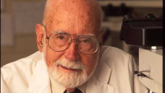 Laureát Nobelovej ceny za medicínu z roku 1990, americký lekár Edward Donnall Thomas.