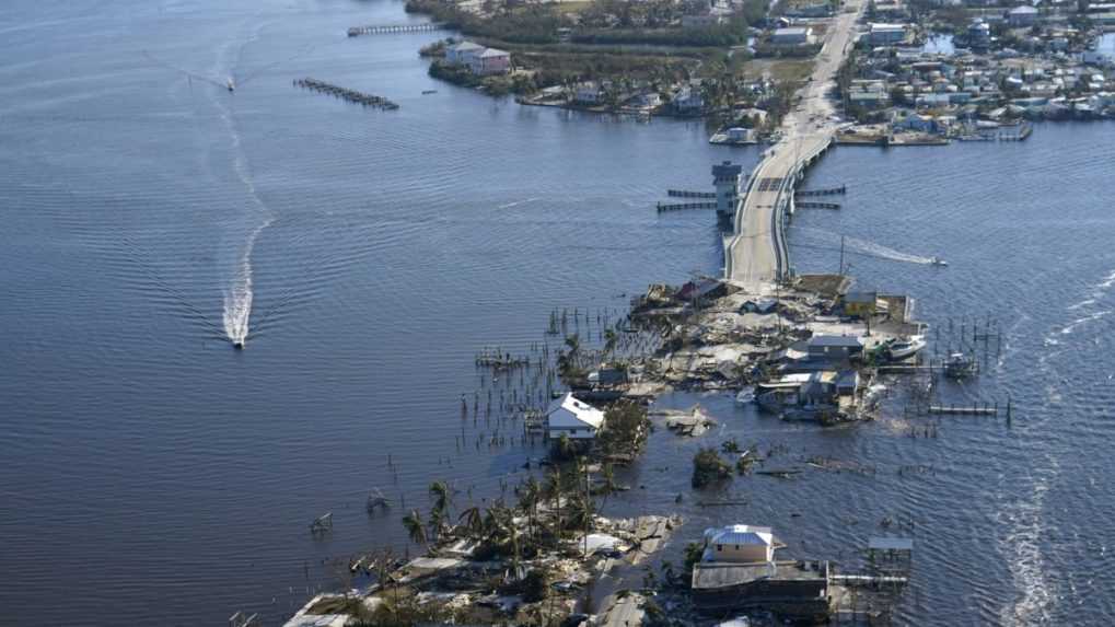 Most vedúci z Fort Myers na Pine Island v americkom štáte Florida je poškodený po hurikáne Ian.