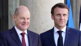 Na snímke je nemecký kancelár Olaf Scholz a francúzsky premiér Emmanuel Macron.