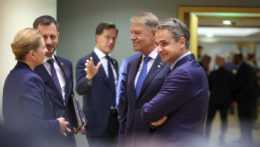 ľava dánska premiérka Mette Frederiksenová, slovenský premiér Eduard Heger, holandský premiér Mark Rutte, rumunský prezident Klaus Werner Ioannis a grécky premiér Kyriakos Mitsotakis.