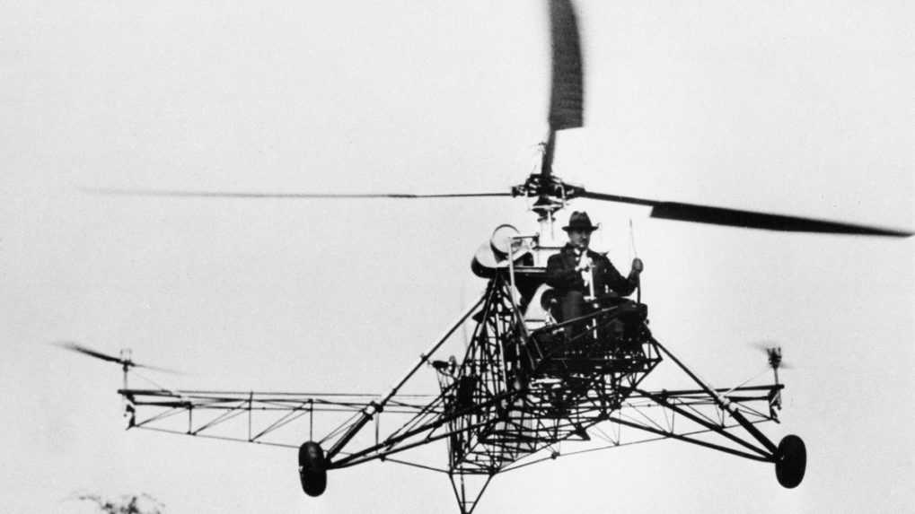 Igor Sikorsky na archívnej snímke z roku 1940 letí na svojom vrtuľníku s vertikálnym zdvihom s výkonom 75 koní.