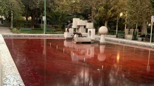 Fontána v Teheráne, v ktorej vodu umelec zafarbil načerveno.
