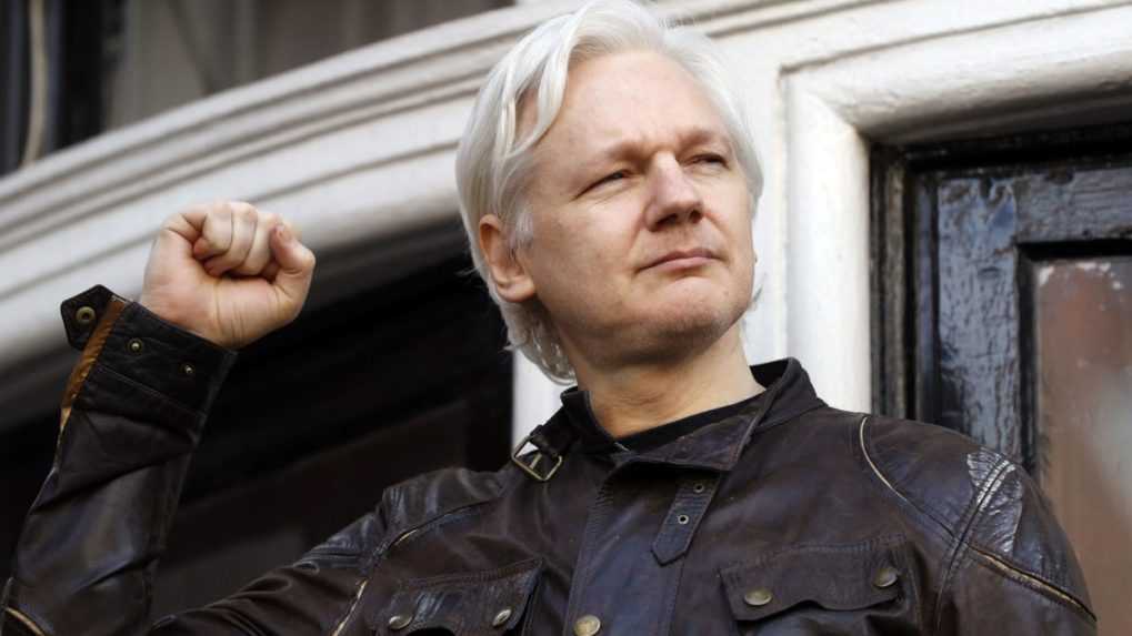 Julian Assange mal pozitívny test na koronavírus