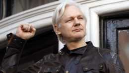 Na archívnej snímke z 2017 zakladateľ WikiLeaks Julian Assange.