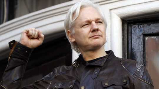 Na archívnej snímke z 2017 zakladateľ WikiLeaks Julian Assange.