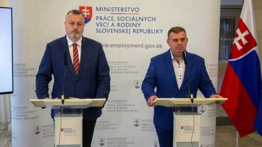 Na snímke zľava minister práce Milan Krajniak (Sme rodina) a riaditeľ odboru krízového manažmentu a bezpečnosti ministerstva práce Ján Hudák.