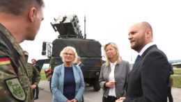 Na snímke minister obrany SR J. Naď spolu s nemeckou a holandskou ministerkou obrany pri návšteve letiska Sliač