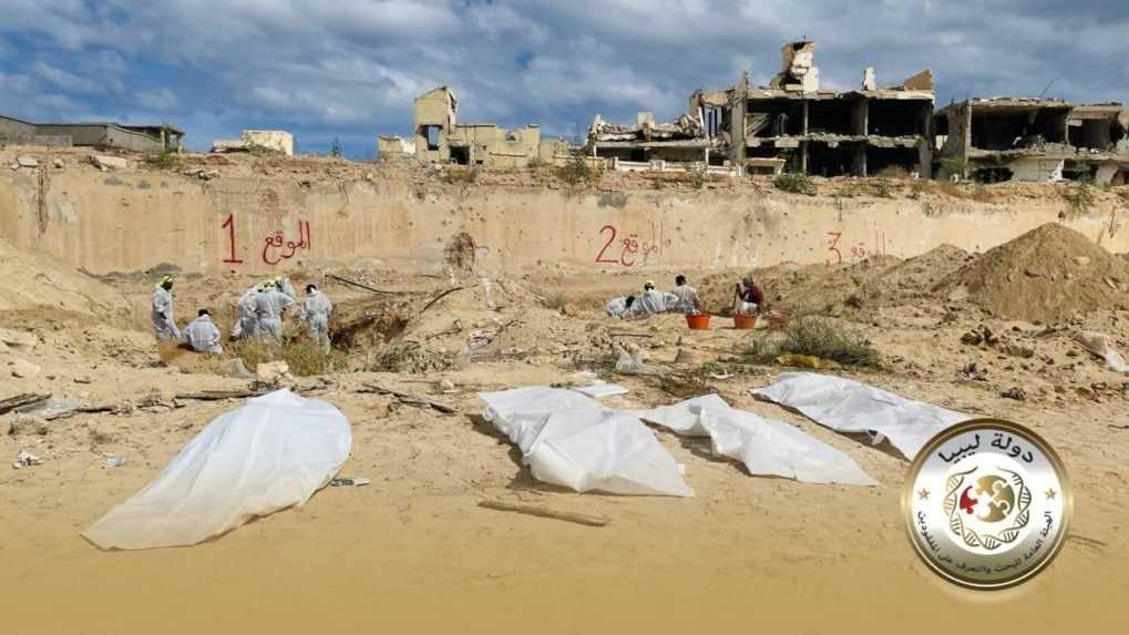 V masovom hrobe v Líbyi sa našlo viac ako 40 tiel