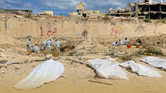 Na snímke masový hrob v Líbyi.