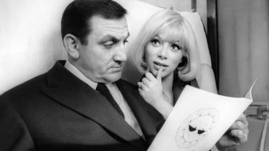 Francúzsky herec Lino Ventura s hereckou kolegyňou Mireille Darcovou vo filme Tajný policajt (Les Barbouzes, 1964).
