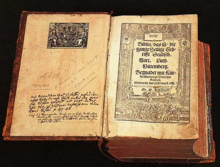 Na snímke je Lutherova biblia z roku 1534.