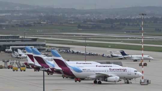 Lietadlá nemeckej leteckej spoločnosti Eurowings parkujú na letisku v Stuttgarte.