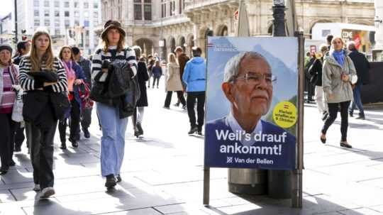 Ľudia kráčajú okolo predvolebného bilbordu úradujúceho rakúskeho prezidenta a prezidentského kandidáta Alexandra Van der Bellena vo Viedni.