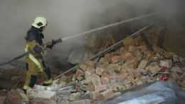 Na snímke hasiči zasahujú po útoku dronu na budovy v Kyjeve.