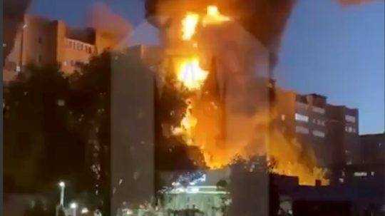 Na snímke z videa plamene a dym stúpajú z miesta, na ktoré dopadlo vojenské lietadlo v rezidenčnej oblasti ruského mesta Jejsk.