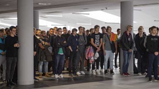 Na snímke študenti počas minúty ticha v budove Fakulty Informatiky a informačných médií Slovenskej technickej univerzity.
