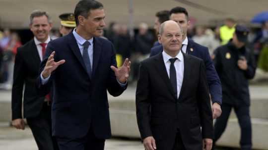 Na snímke sprava nemecký kancelár Olaf Scholz a španielsky premiér Pedro Sánchez.