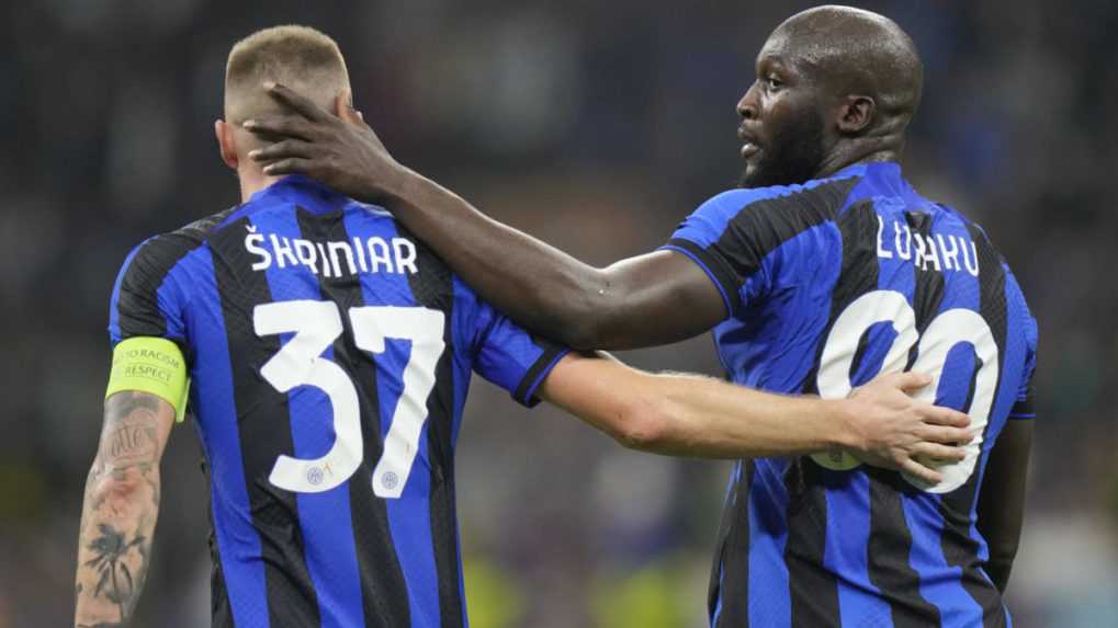 Na snímke hráči Interu Miláno sprava strelec gólu Romelu Lukaku a Slovák Milan Škriniar.
