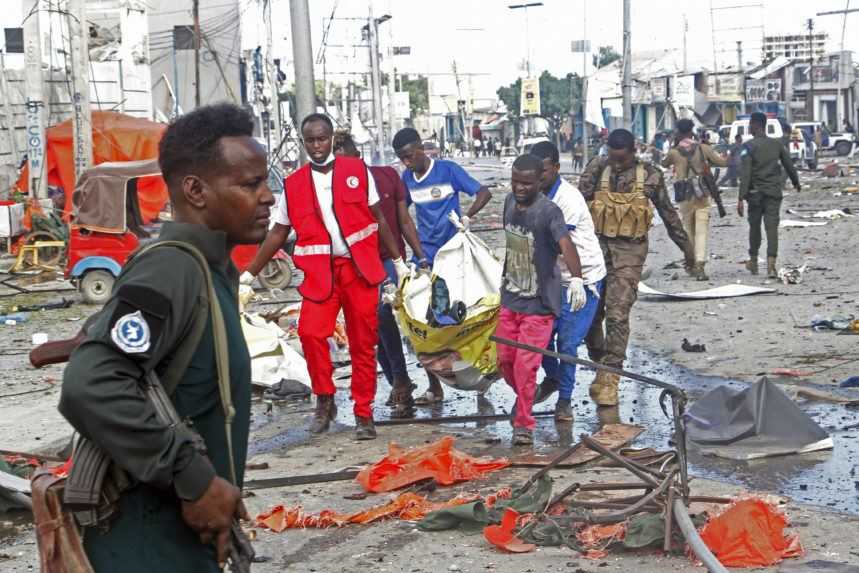 Sobotné útoky v Somálsku si vyžiadali najmenej sto obetí