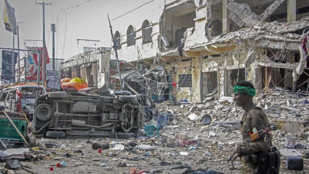 Na snímke somálsky vojak prechádza okolo miesta bombového útoku v Somálskom hlavnom meste Mogadišo.