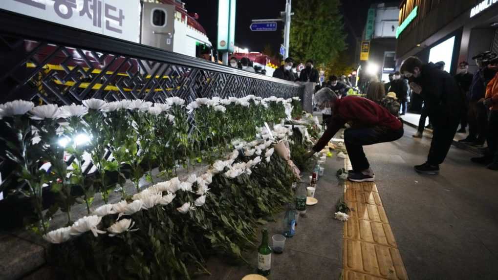 Na snímke žena kladie kvety na pamiatku obetí neďaleko miesta tlačenice, ku ktorej došlo v sobotu počas osláv sviatku Halloween v Soule.