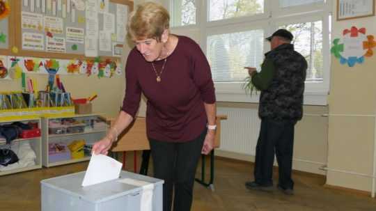 Na snímke volička vhadzuje obálku s hlasovacím lístkom do volebnej schránky pre referendum vo Varíne.